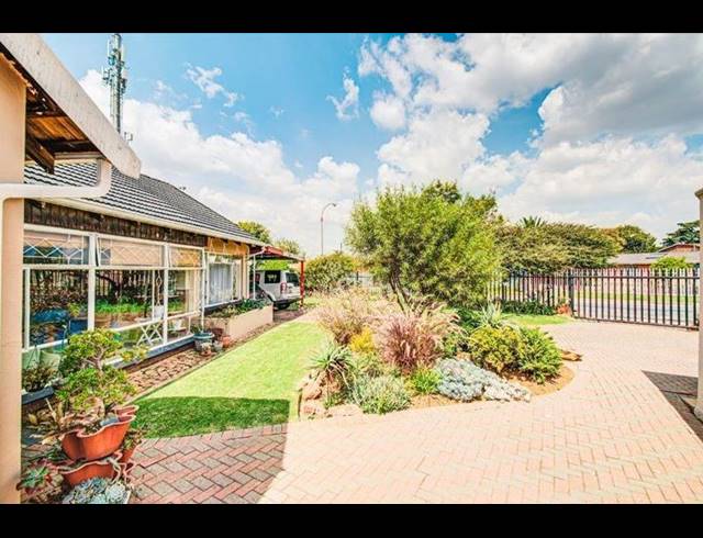 4 BEDROOM HOUSE FOR SALE IN BONAERO PARK